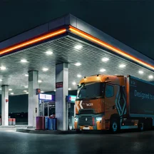 Model Year 2025 : Renault Trucks T High Smart Racer intégrant les caméras de rétrovisions (CMS : Camera Monitoring System) en remplacement des rétroviseurs) dans une station service la nuit
