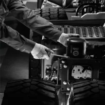 Entretien garage poids lourd, image en noir et blanc sur filtre de camion