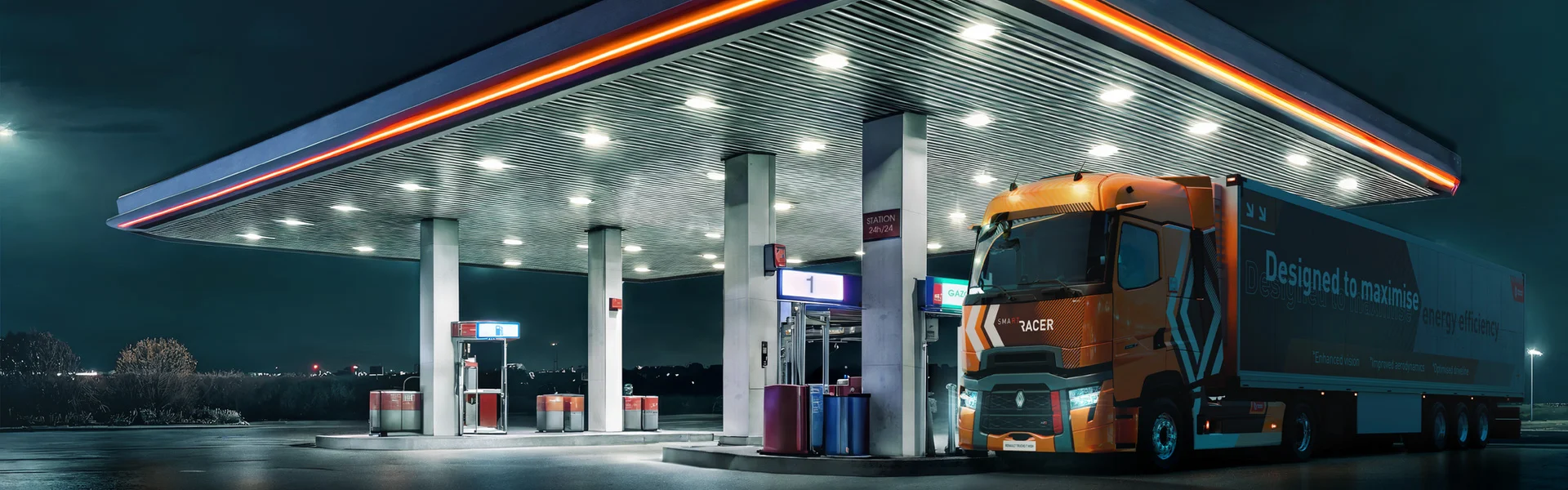 Model Year 2025 : Renault Trucks T High Smart Racer intégrant les caméras de rétrovisions (CMS : Camera Monitoring System) en remplacement des rétroviseurs) dans une station service la nuit