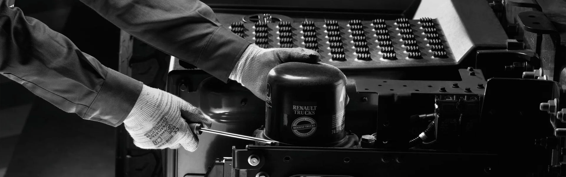 Entretien d'un poids lourd, camion, changement de filtre. Image en noir et blanc