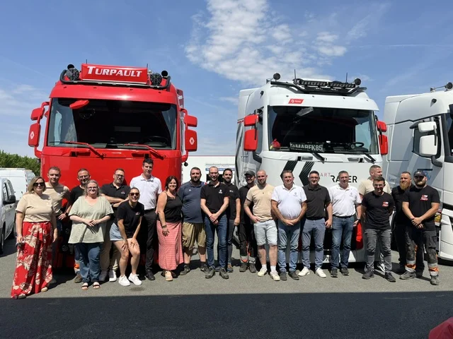 Photo d'équipe Startrucks devant des camion Renault Trucks T High 