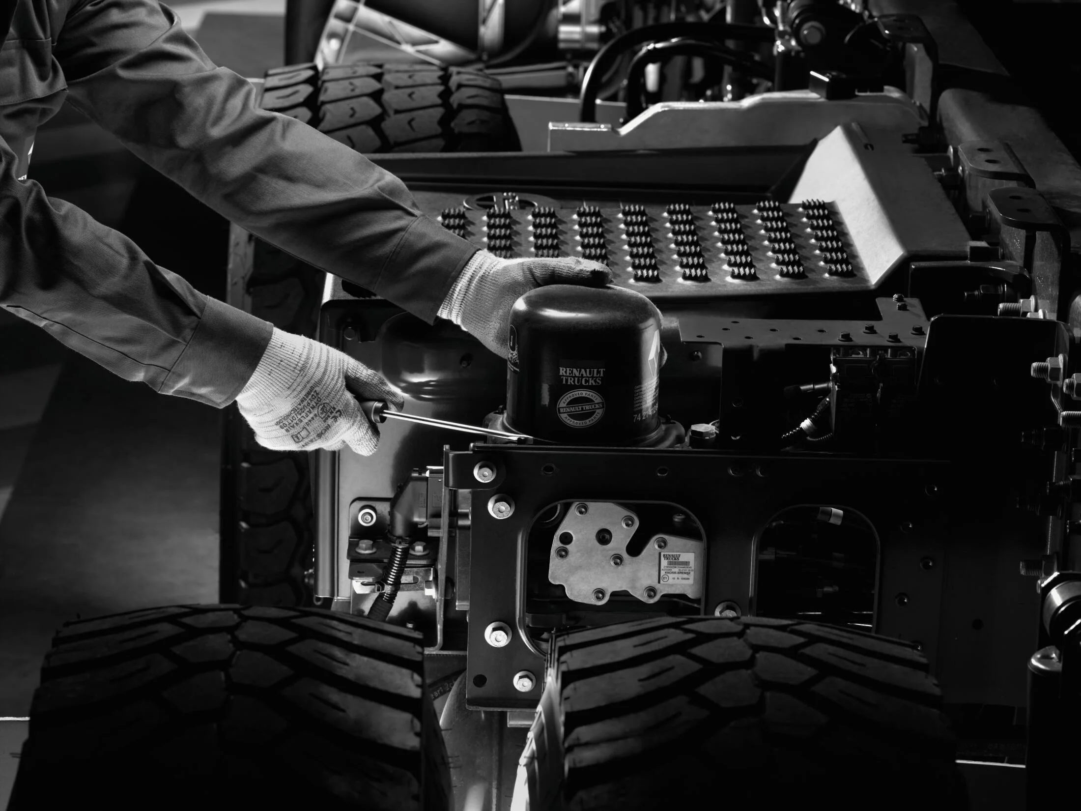 Entretien d'un poids lourd, camion, changement de filtre. Image en noir et blanc